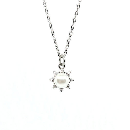 Нежно сребърно колие с перла